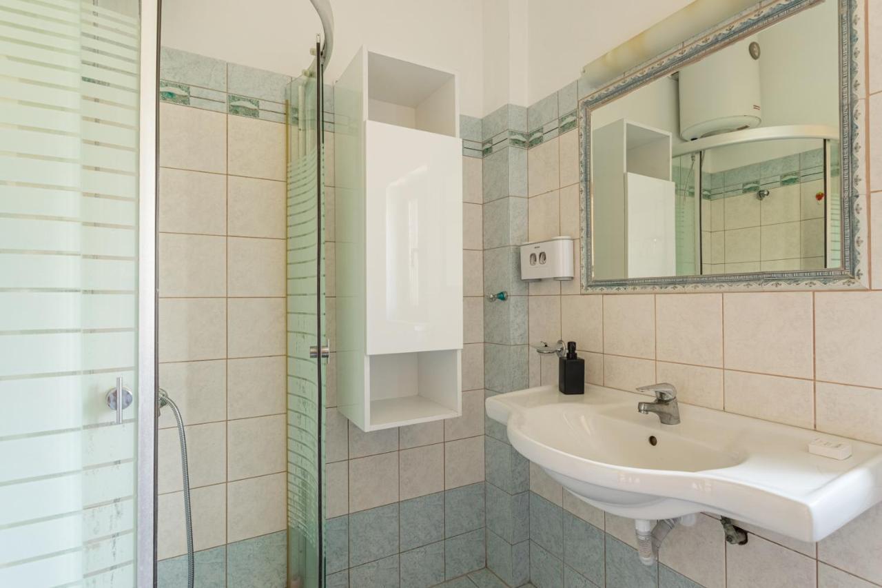 Chioureas Apartment Lévktron